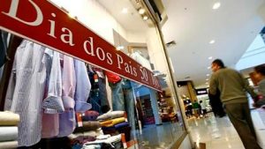 Dia dos País deve movimentar quase R$ 390 milhões no comércio da RMC
